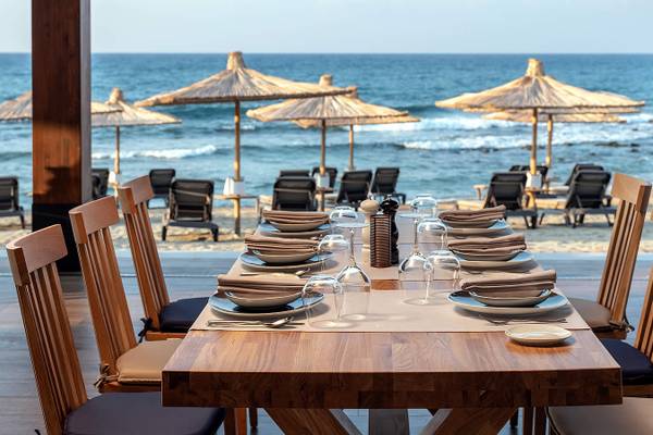 Esstisch am Strand mit Meerblick bei Nana Princess Suites, Villas & Spa