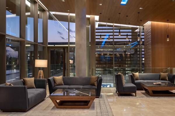 Lobby des Nana Princess Suites, Villas & Spa mit modernen Möbeln und großen Fenstern.