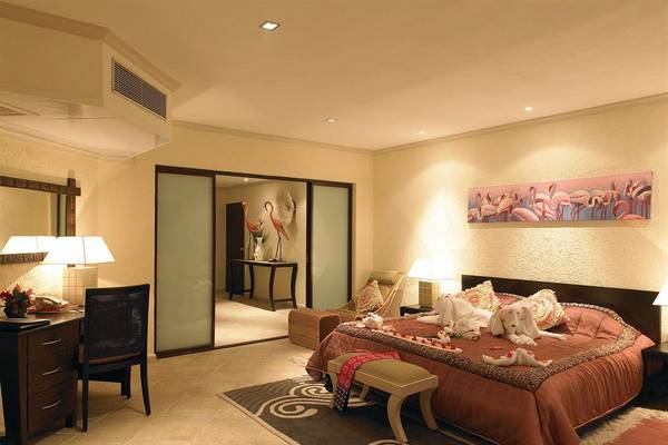 Hotelzimmer im Diani Reef Beach Resort & Spa mit Bett, Schreibtisch, Sessel und Panoramafenster.