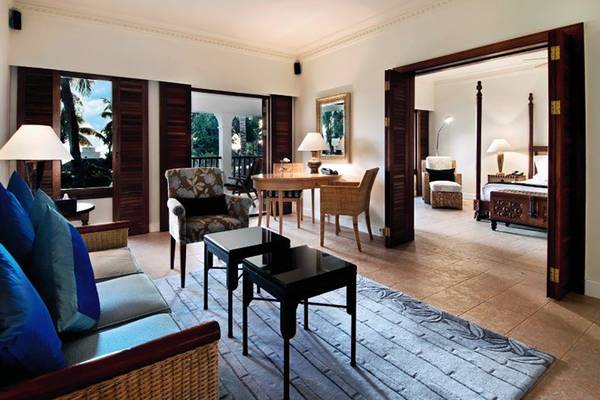 Wohnbereich im Hilton Mauritius Resort & Spa mit Blick auf den Garten.