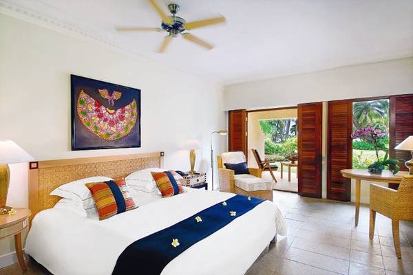 Schlafzimmer im Hilton Mauritius Resort & Spa mit großem Bett, Dekor und offenem Balkon