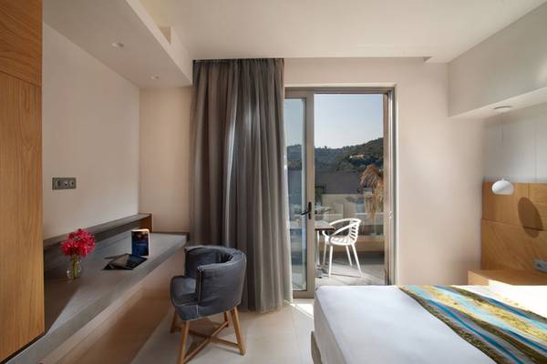 Hotelzimmer von Anna's House mit Blick auf einen Balkon und Berge