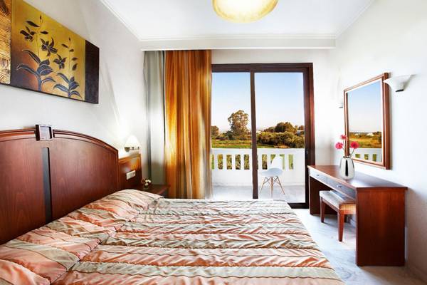 Schlafzimmer in Anna's House mit Blick auf den Balkon und die Landschaft