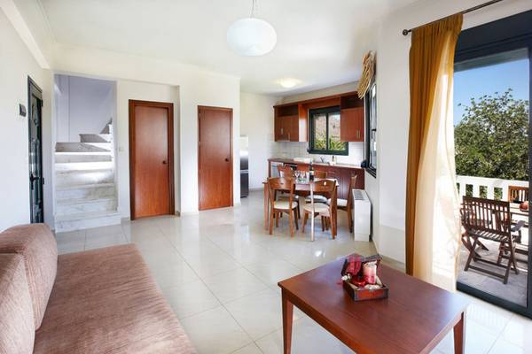 Wohnzimmer von Annas House mit Couch, Tisch und Esstisch auf der Terrasse