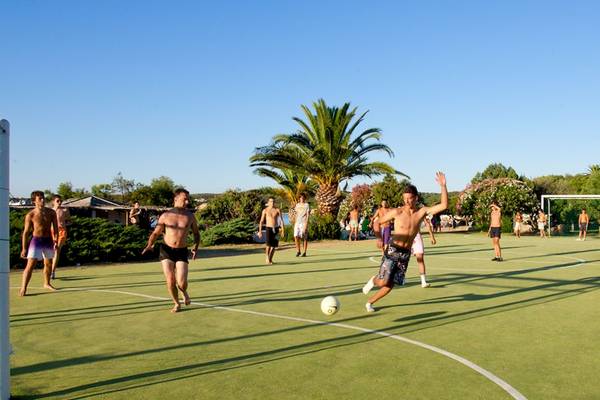 Fussballspiel von Männern auf dem Rasen von Bagaglino I Giardini di Porto Cervo