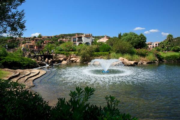 Garten des Bagaglino I Giardini di Porto Cervo Hotels mit einem Wasserbrunnen