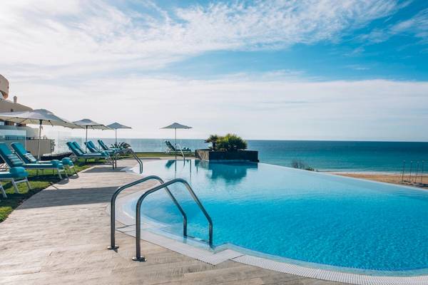 Außenpool des Iberostar Playa Gaviotas Park mit Sonnenliegen und Blick auf das Meer.