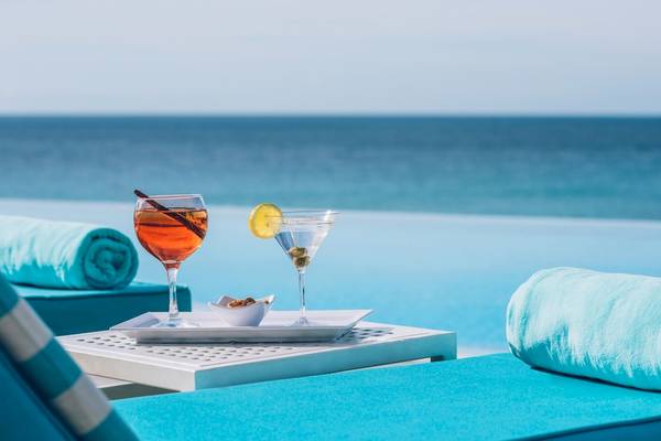 Cocktails auf einem Tisch neben dem Pool im Iberostar Playa Gaviotas Park