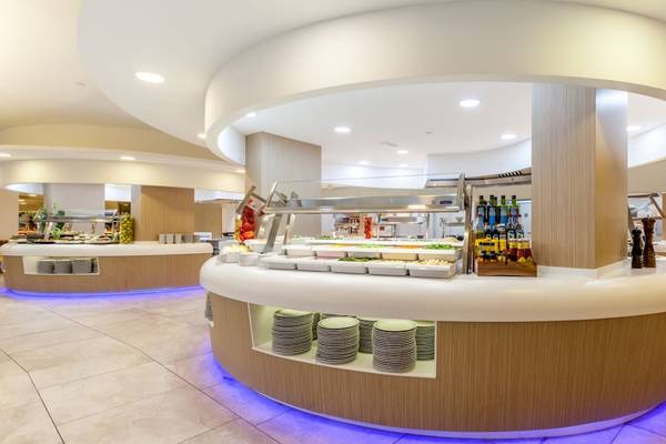 Speisebereich im Iberostar Playa Gaviotas Park Hotel mit vielen Tellern und Flaschen.