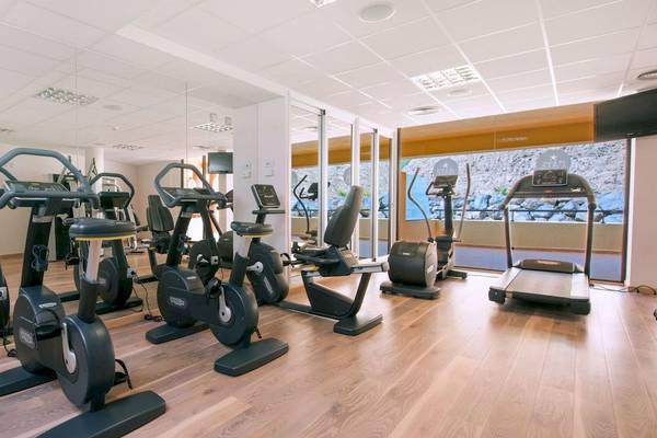 Fitnesscenter im Iberostar Playa Gaviotas Park mit verschiedenen Trainingsgeräten.