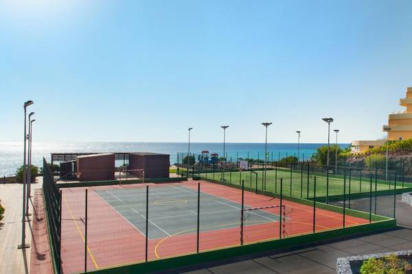 Außensportanlage neben dem Hotel Iberostar Playa Gaviotas Park mit Blick auf das Meer.