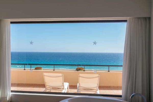 Aussicht vom Balkon des Iberostar Playa Gaviotas Park auf das Meer.