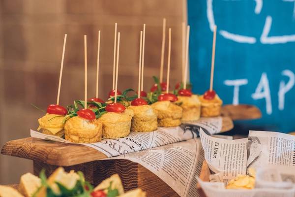 Tapas Buffet im Iberostar Playa Gaviotas Park Hotel mit kleinen Häppchen auf Stöcken.
