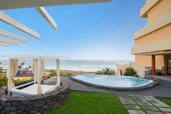 Außenansicht des Iberostar Playa Gaviotas Park mit Pool und Meerblick.