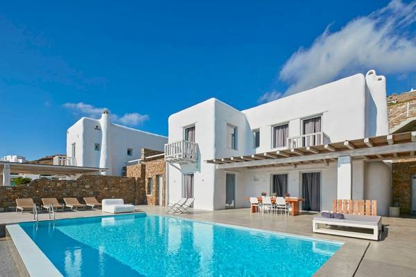 Außenbereich des Mykonos Ammos Hotels mit Swimmingpool und Loungebereich.