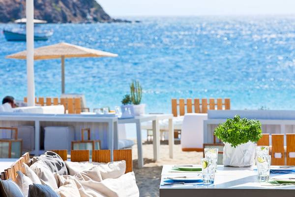 Blick auf das Meer von einem Tisch im Mykonos Ammos Hotel aus.