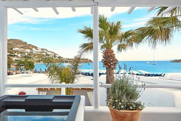 Balkonausblick des Mykonos Ammos Hotels auf das Meer und die umliegende Landschaft.