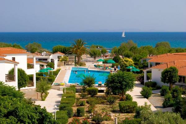 Fito Aqua Bleu Resort Außenbereich mit Pool und Blick auf das Meer.