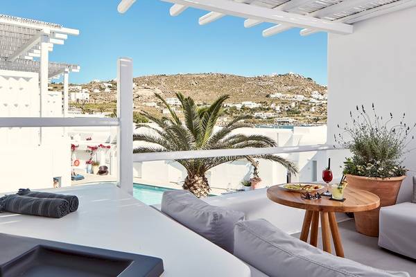 Ausblick vom Balkon des Mykonos Ammos Hotels mit Swimmingpool, Palme und Berg