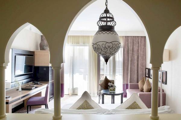 Innenansicht des Jumeirah Mina A'Salam Hotels mit einem eleganten Wohnzimmerbereich.