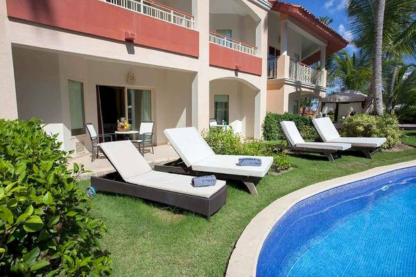 Villa mit Pool und Loungebereich im Majestic Elegance Punta Cana