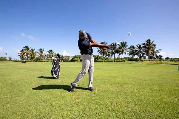 Golfer spielt auf dem Golfplatz des Majestic Elegance Punta Cana