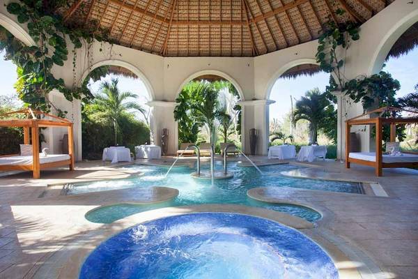 Poolbereich im Majestic Elegance Punta Cana Hotel mit überdachtem Bereich und mehreren Becken.