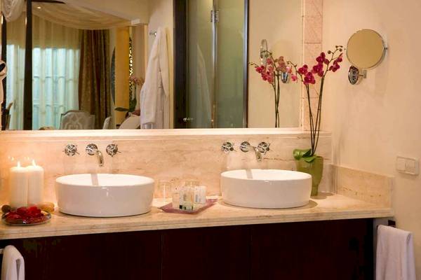 Badezimmer mit Doppelwaschbecken im Majestic Elegance Punta Cana Hotel
