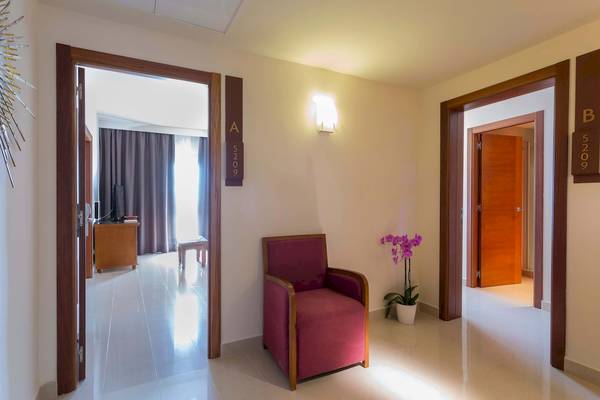 Innenraum der Suite im Grand Palladium Palace Ibiza Resort & Spa mit Möbeln und Dekoration.