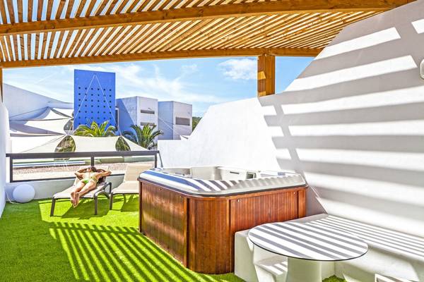 Ein Whirlpool auf der Terrasse des Grand Palladium Palace Ibiza Resort & Spa.