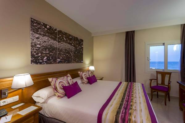 Hotelzimmer im Grand Palladium Palace Ibiza Resort & Spa mit Blick auf das Meer.