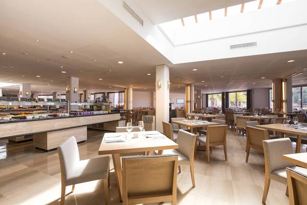 Restaurant im Grand Palladium Palace Ibiza Resort & Spa mit gedeckten Tischen und Buffet.