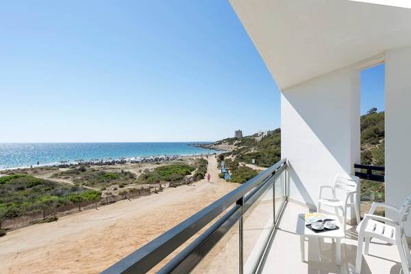 Balkonaussicht auf den Strand und das Meer vom Grand Palladium Palace Ibiza Resort & Spa