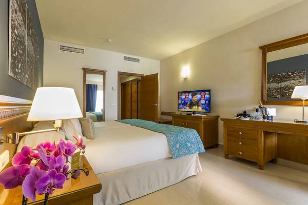 Hotelzimmer des Grand Palladium Palace Ibiza Resort & Spa mit Bett, Fernseher und Dekor