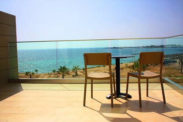 Blick vom Balkon des Amphora Hotel & Suites mit Meer und Strand