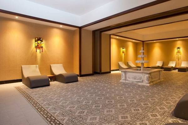 Spa-Lounge-Bereich im Oz Hotels Side Premium mit zentralen Brunnen und Sitzmöbeln.