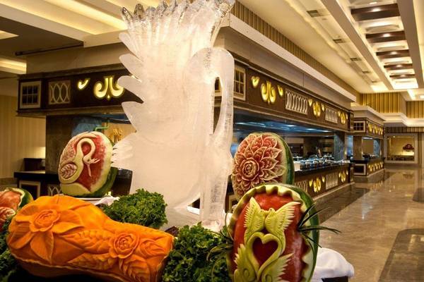 Eisskulpturen im Oz Hotels Side Premium Restaurant, darunter ein Schwan, eine Rose und ein Herz.