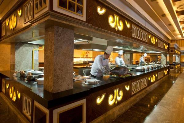 Restaurantbuffet-Counter im Oz Hotels Side Premium mit Köchen, die Speisen zubereiten.
