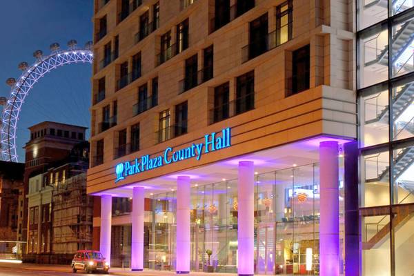 Park Plaza County Hall London Eingang bei Nacht mit blauen Lichtern und Themse Rad im Hintergrund