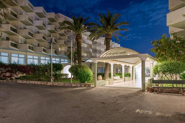 Apollo Beach Hotel Eingang mit Palmen und Beleuchtung bei Nacht