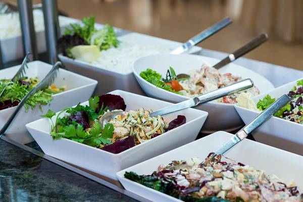 Buffet mit verschiedenen Salaten und Speisen im Apollo Beach Hotel.