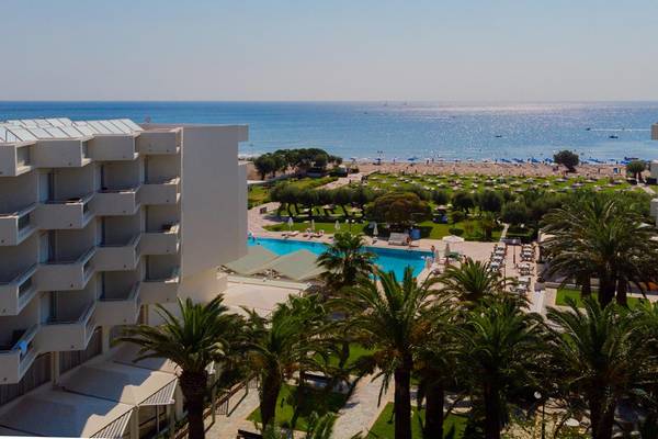 Apollo Beach Hotel mit Blick auf den Strand und das Meer.