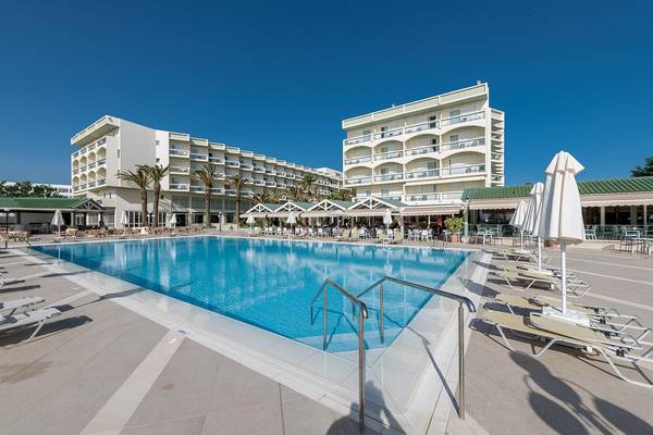 Apollo Beach Hotel Außenbereich mit Pool und Liegestühlen an einem sonnigen Tag