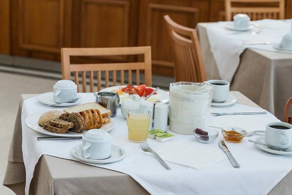 Frühstückstisch im Apollo Beach Hotel mit Brot, Marmelade, Kaffee und Fruchtsaft.