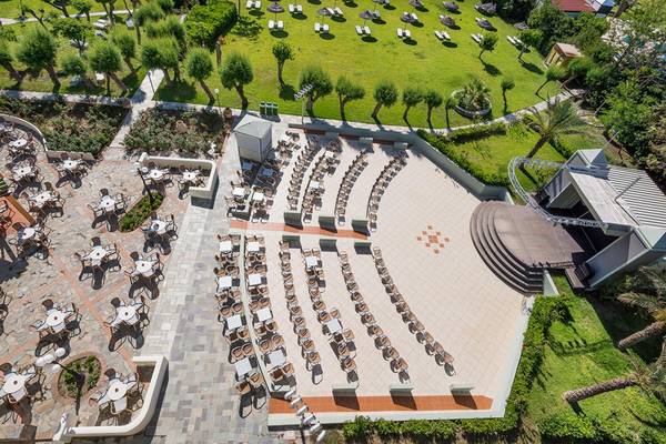Apollo Beach Hotel Atrium mit Sitzplätzen, Tisch und Baum