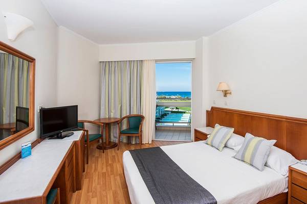 Apollo Beach Hotel Zimmer mit Meerblick, Fernseher und Schreibtisch
