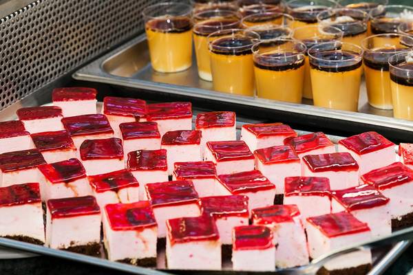 Süßigkeiten und Desserts auf zwei Tabletts im Apollo Beach Hotel
