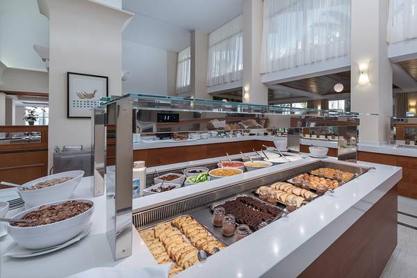 Frühstücksbuffet im Apollo Beach Hotel mit verschiedenen Gerichten.
