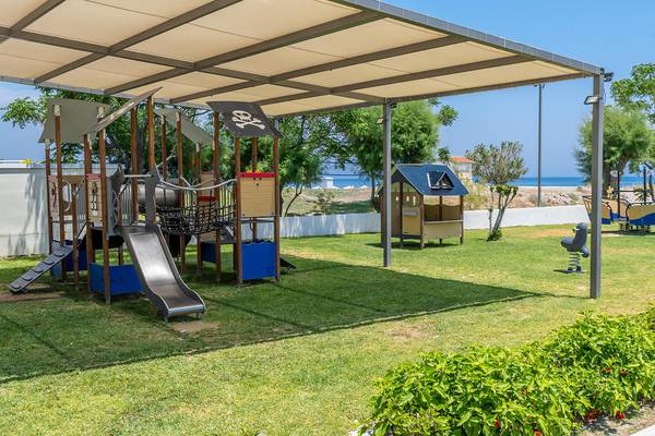 Kinderspielplatz im Apollo Beach Hotel mit Überdachung und Meerblick.