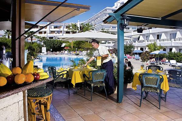 Terrasse des Hovima Panorama Hotels mit Blick auf den Pool und serviertem Tisch